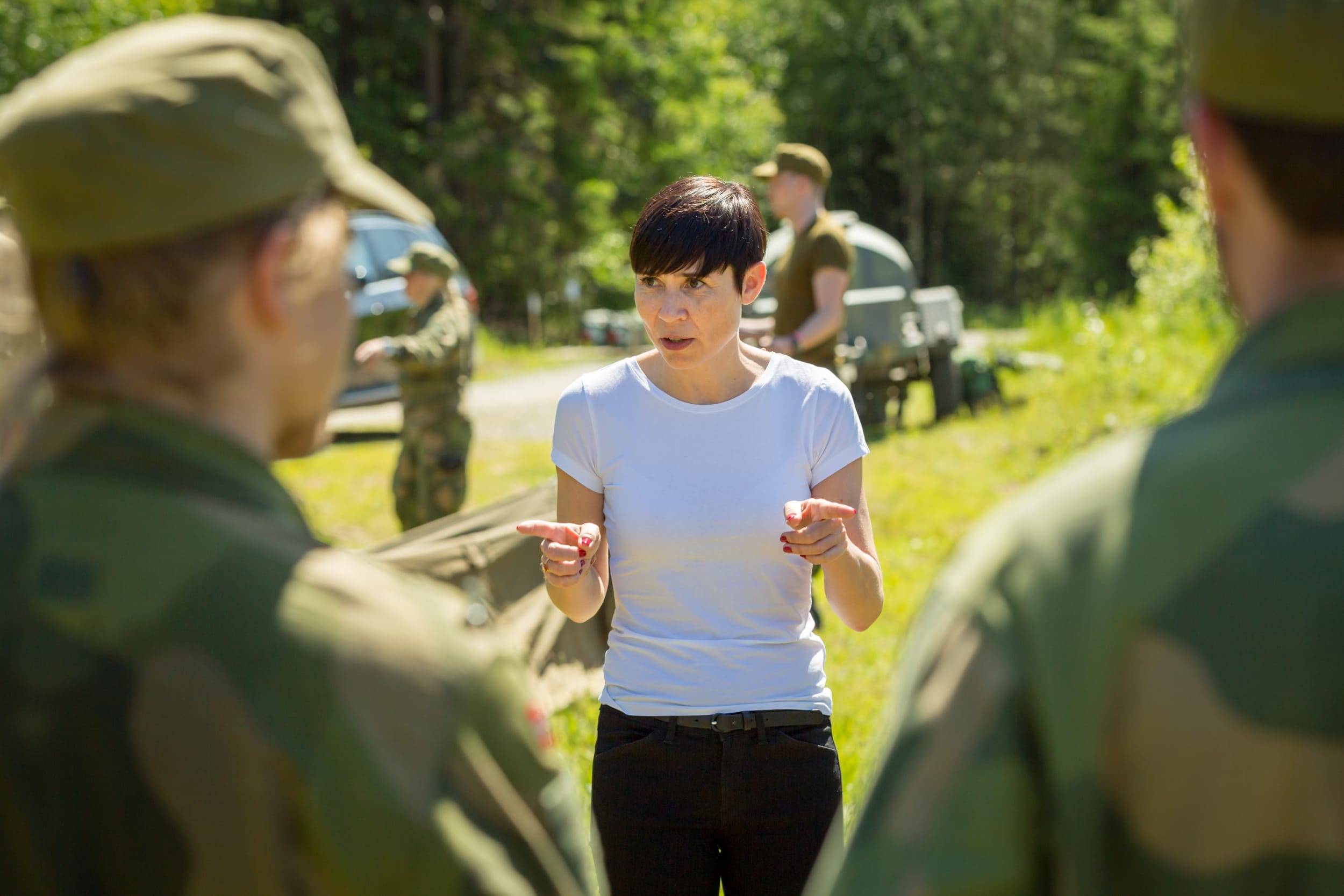 Ine Eriksen Søreide i hvit t skjorte på Sessvollmoen